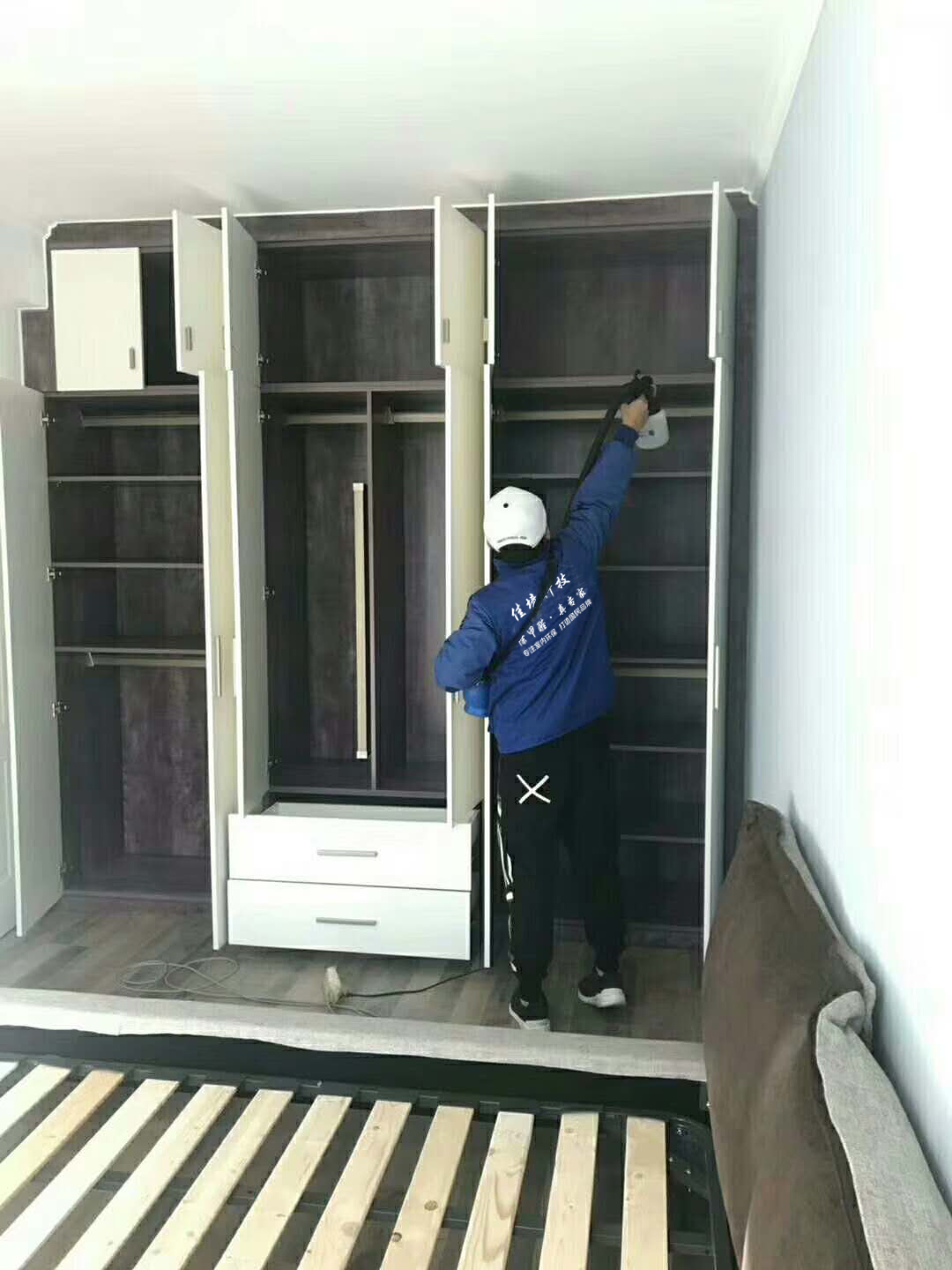 υ^\